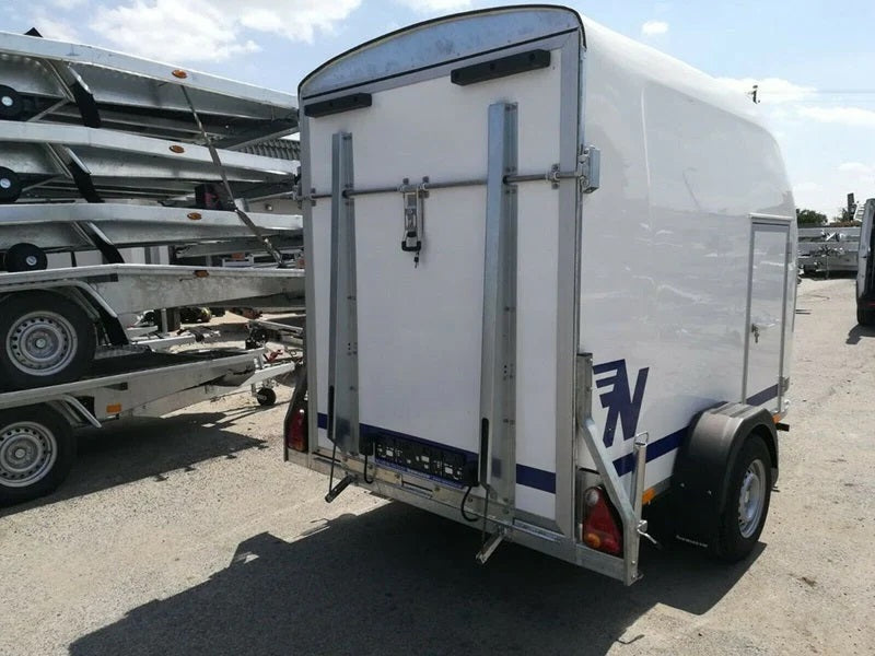 Niewiadów Polyester-Transporter mit Seitentür und Laderampe