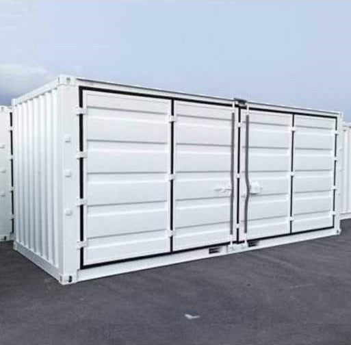 Weißer 20-Fuß-Container mit offenem Seitenzugang