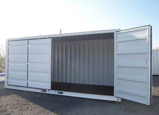 Weißer 20-Fuß-Container mit offenem Seitenzugang