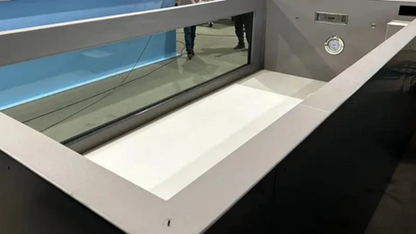 Polypropylen-Schwimmbecken von 6,5 m x 2,5 m, außerdem ausgestattet mit einem 4 m großen Abluftkanal